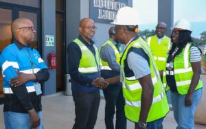 Delegação da Administração Geral Tributária (AGT) durante a visita institucional à Sociedade Mineira do Luele, onde conheceu áreas estratégicas da operação e o Projecto de Reassentamento Comunitário.