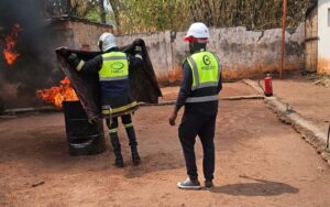 Colaboradores da Sociedade Mineira do Luele durante a formação em Prevenção e Combate a Incêndios, realizada em Saurimo, no âmbito da capacitação contínua e da promoção da segurança no trabalho.