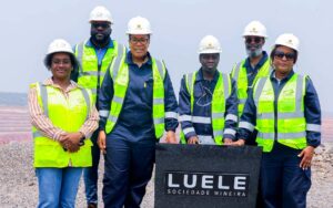 Delegação da Sonangol CPD durante a visita de benchmarking à Sociedade Mineira do Luele, realizada nos dias 7 e 8 de Setembro, com foco na partilha de experiências e boas práticas no sector mineiro.